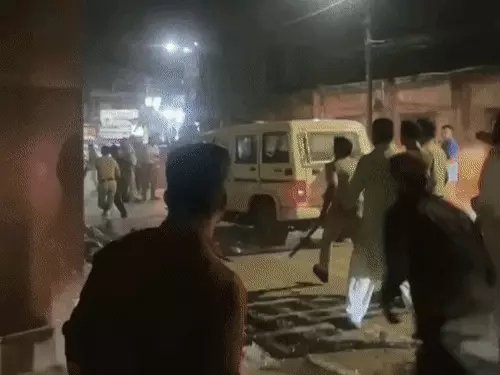 बिलासपुर में दो पक्षों में हिंसक झड़प, पथराव और तोड़फोड़ से मचा हड़कंप; टीआई घायल, पुलिस ने किया लाठीचार्ज बिलासपुर में दो पक्षों में हिंसक झड़प, पथराव और तोड़फोड़ से मचा हड़कंप; टीआई घायल, पुलिस ने किया लाठीचार्ज