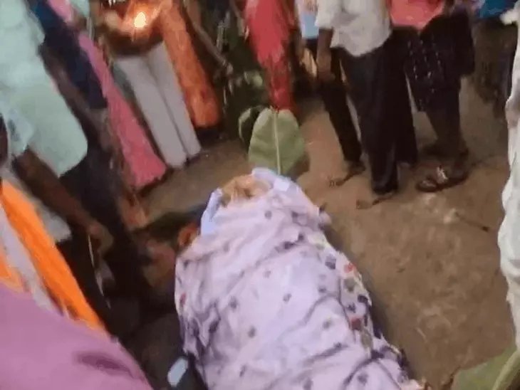 अंतिम संस्कार को लेकर गांव में विवाद, धर्म परिवर्तन के बाद बुजुर्ग महिला की मौत पर बढ़ा तनाव अंतिम संस्कार को लेकर गांव में विवाद, धर्म परिवर्तन के बाद बुजुर्ग महिला की मौत पर बढ़ा तनाव