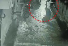 कवर्धा में बुजुर्ग दंपती से मारपीट का आरोप, भाजपा नेत्री समेत तीन पर FIR; लकवाग्रस्त पिता को नाली में फेंकने का दावा