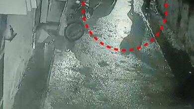 कवर्धा में बुजुर्ग दंपती से मारपीट का आरोप, भाजपा नेत्री समेत तीन पर FIR; लकवाग्रस्त पिता को नाली में फेंकने का दावा