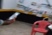 हेडमास्टर ने बच्चों के सामने पैंट उतारी, पेशाब किया, VIDEO:क्लासरूम में छात्राओं से अश्लील हरकत की कोशिश; पेरेंट्स पहुंचे तो पहनने लगा कपड़े