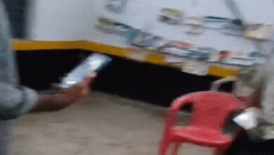 हेडमास्टर ने बच्चों के सामने पैंट उतारी, पेशाब किया, VIDEO:क्लासरूम में छात्राओं से अश्लील हरकत की कोशिश; पेरेंट्स पहुंचे तो पहनने लगा कपड़े