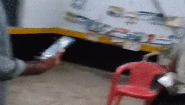हेडमास्टर ने बच्चों के सामने पैंट उतारी, पेशाब किया, VIDEO:क्लासरूम में छात्राओं से अश्लील हरकत की कोशिश; पेरेंट्स पहुंचे तो पहनने लगा कपड़े