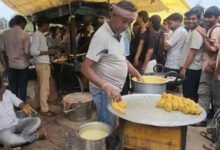 जन्मदिन पर ग्राहकों को दिया अनोखा तोहफा, बिलासपुर में मुफ्त बांटे वड़ा पाव और आलू गुंडा