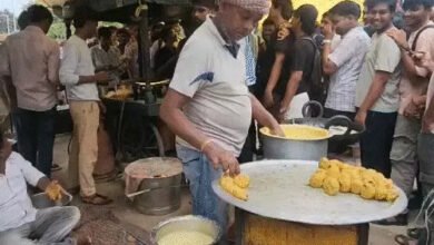 जन्मदिन पर ग्राहकों को दिया अनोखा तोहफा, बिलासपुर में मुफ्त बांटे वड़ा पाव और आलू गुंडा जन्मदिन पर ग्राहकों को दिया अनोखा तोहफा, बिलासपुर में मुफ्त बांटे वड़ा पाव और आलू गुंडा