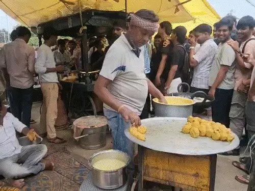 जन्मदिन पर ग्राहकों को दिया अनोखा तोहफा, बिलासपुर में मुफ्त बांटे वड़ा पाव और आलू गुंडा