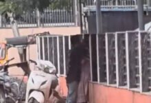 रायगढ़ रेलवे स्टेशन के बाहर कपल का खुलेआम रोमांस, VIDEO वायरल; RPF कार्यालय के सामने हुई घटना