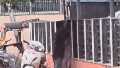 रायगढ़ रेलवे स्टेशन के बाहर कपल का खुलेआम रोमांस, VIDEO वायरल; RPF कार्यालय के सामने हुई घटना
