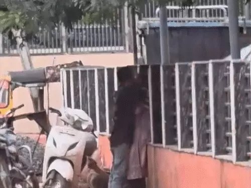 रायगढ़ रेलवे स्टेशन के बाहर कपल का खुलेआम रोमांस, VIDEO वायरल; RPF कार्यालय के सामने हुई घटना