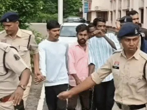 धमतरी ट्रिपल मर्डर केस में 5 दोषियों को उम्रकैद, फैसला सुनते ही भड़के परिजन; कोर्ट के बाहर जूते-चप्पल और पत्थर फेंके धमतरी ट्रिपल मर्डर केस में 5 दोषियों को उम्रकैद, फैसला सुनते ही भड़के परिजन; कोर्ट के बाहर जूते-चप्पल और पत्थर फेंके
