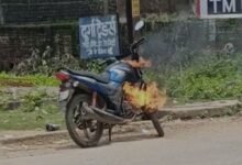 चलती होंडा शाइन बनी आग का गोला, युवक ने कूदकर बचाई जान; रायपुर के भाठागांव में सड़क पर मची अफरा-तफरी