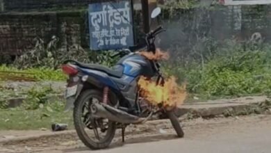 चलती होंडा शाइन बनी आग का गोला, युवक ने कूदकर बचाई जान; रायपुर के भाठागांव में सड़क पर मची अफरा-तफरी
