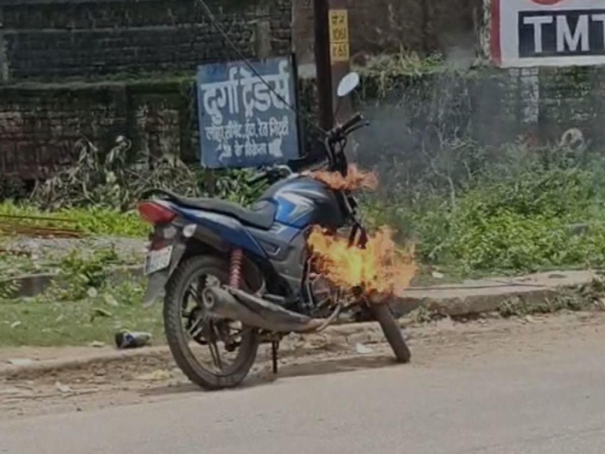चलती होंडा शाइन बनी आग का गोला, युवक ने कूदकर बचाई जान; रायपुर के भाठागांव में सड़क पर मची अफरा-तफरी चलती होंडा शाइन बनी आग का गोला, युवक ने कूदकर बचाई जान; रायपुर के भाठागांव में सड़क पर मची अफरा-तफरी