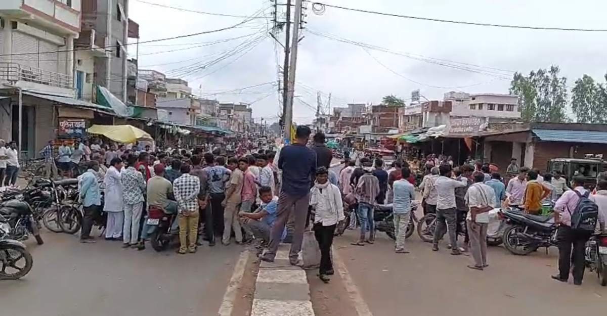 किसानों का फूटा गुस्सा: खाद और टोकन नहीं मिलने से हाईवे पर लगाया जाम, 2 घंटे बाधित रहा यातायात