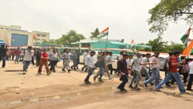 देशभक्ति के नारों से गूंजा लखनऊ, 500 मीटर तिरंगे संग निकले AKTU के छात्र देशभक्ति के नारों से गूंजा लखनऊ, 500 मीटर तिरंगे संग निकले AKTU के छात्र