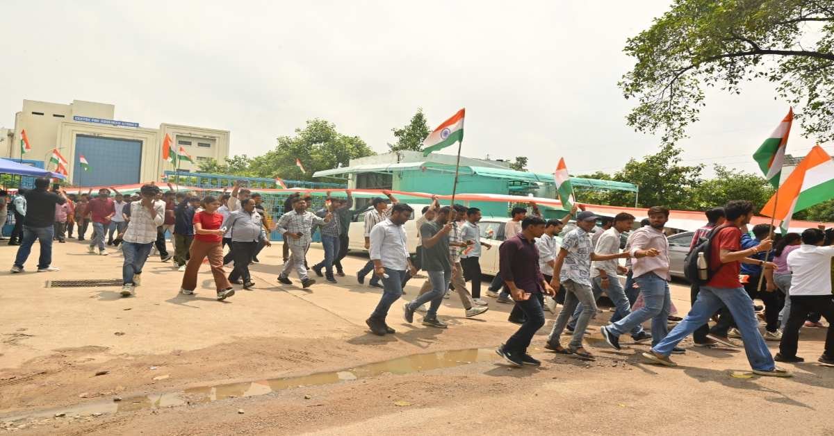 देशभक्ति के नारों से गूंजा लखनऊ, 500 मीटर तिरंगे संग निकले AKTU के छात्र देशभक्ति के नारों से गूंजा लखनऊ, 500 मीटर तिरंगे संग निकले AKTU के छात्र