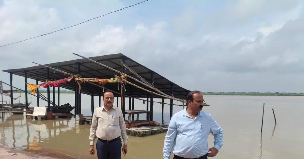 गंगा में बढ़ता पानी बना चिंता का कारण, निचले इलाकों में प्रशासन की पैनी नजर गंगा में बढ़ता पानी बना चिंता का कारण, निचले इलाकों में प्रशासन की पैनी नजर