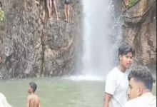 परसदा-केराझर वाटरफॉल में पर्यटकों की एंट्री पर रोक, खतरनाक स्टंट के बाद प्रशासन सख्त