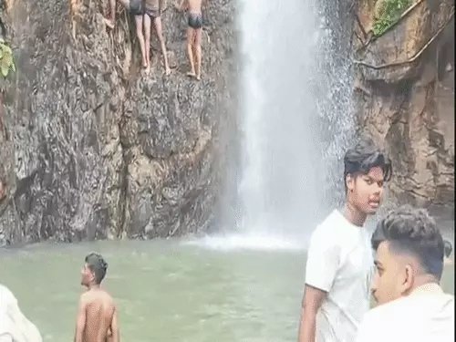 परसदा-केराझर वाटरफॉल में पर्यटकों की एंट्री पर रोक, खतरनाक स्टंट के बाद प्रशासन सख्त