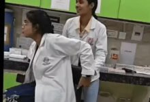 ड्यूटी के दौरान मरीजों के सैंपल के बीच महिला टेक्नीशियंस ने बनाई रील, वीडियो वायरल होने पर जांच शुरू