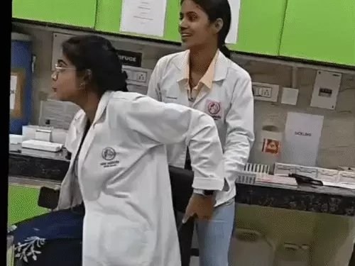 ड्यूटी के दौरान मरीजों के सैंपल के बीच महिला टेक्नीशियंस ने बनाई रील, वीडियो वायरल होने पर जांच शुरू ड्यूटी के दौरान मरीजों के सैंपल के बीच महिला टेक्नीशियंस ने बनाई रील, वीडियो वायरल होने पर जांच शुरू