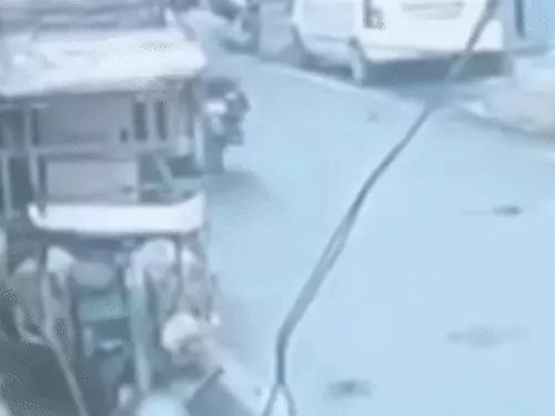 स्कूल से लौट रही छात्रा को तेज रफ्तार कार ने मारी टक्कर, चालक वाहन छोड़कर फरार स्कूल से लौट रही छात्रा को तेज रफ्तार कार ने मारी टक्कर, चालक वाहन छोड़कर फरार