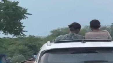 चलती कार पर स्टंट कर रील बनाने वालों का वीडियो वायरल, नवा रायपुर और बिलासपुर की घटनाओं पर उठे सवाल चलती कार पर स्टंट कर रील बनाने वालों का वीडियो वायरल, नवा रायपुर और बिलासपुर की घटनाओं पर उठे सवाल