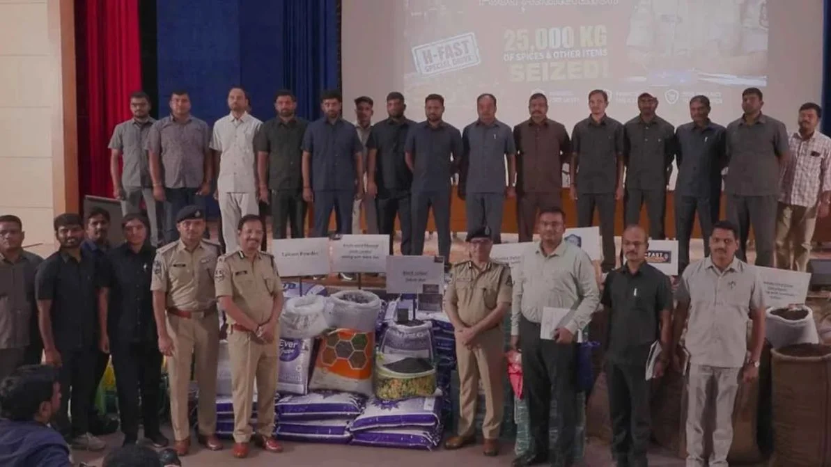 हैदराबाद में 25 टन मिलावटी मसाले जब्त, खाद्य मिलावट के मामले में गैर इरादतन हत्या का मामला दर्ज हैदराबाद में 25 टन मिलावटी मसाले जब्त, खाद्य मिलावट के मामले में गैर इरादतन हत्या का मामला दर्ज