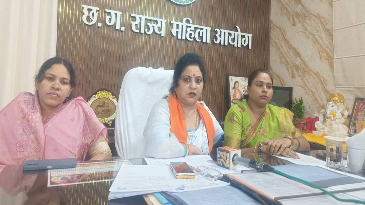 महिला आयोग की सुनवाई में बड़ा मामला: 13 नर्सों ने लगाया आधी सैलरी हड़पने का आरोप, FIR के निर्देश