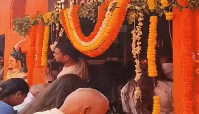 सावन के पहले सोमवार पर शिवालयों में उमड़ा आस्था का सैलाब, जलाभिषेक के लिए लगी लंबी कतारें सावन के पहले सोमवार पर शिवालयों में उमड़ा आस्था का सैलाब, जलाभिषेक के लिए लगी लंबी कतारें