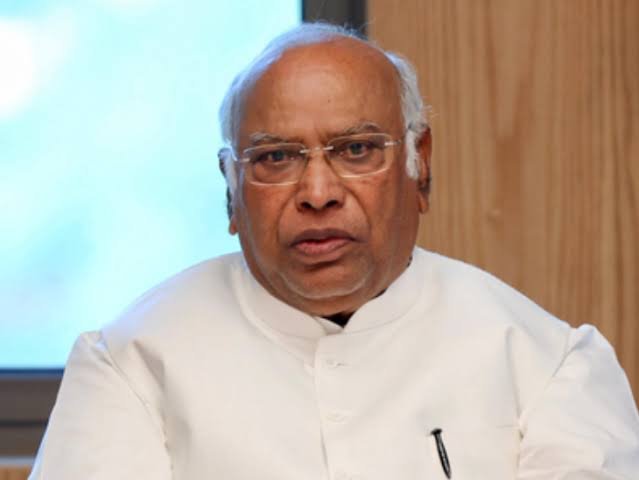 शिक्षा व्यवस्था से लेकर राम मंदिर तक, आज CWC की बैठक में मल्लिकार्जुन खरगे का सरकार पर हमला बोला शिक्षा व्यवस्था से लेकर राम मंदिर तक, आज CWC की बैठक में मल्लिकार्जुन खरगे का सरकार पर हमला बोला