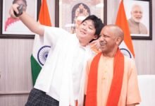 जापानी Gen-Z संग सेल्फी में दिखा नया अंदाज, प्रोटोकॉल से परे योगी की सादगी
