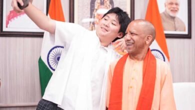 जापानी Gen-Z संग सेल्फी में दिखा नया अंदाज, प्रोटोकॉल से परे योगी की सादगी