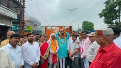 गुरु रविदास महाराज के 650वें जयंती वर्ष पर निकली भव्य कलश यात्रा, समरसता और सामाजिक एकता का दिया संदेश गुरु रविदास महाराज के 650वें जयंती वर्ष पर निकली भव्य कलश यात्रा, समरसता और सामाजिक एकता का दिया संदेश