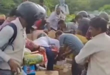 एक्सपायर्ड चॉकलेट फेंकना पड़ा भारी, कचरे के ढेर पर मच गई लूट
