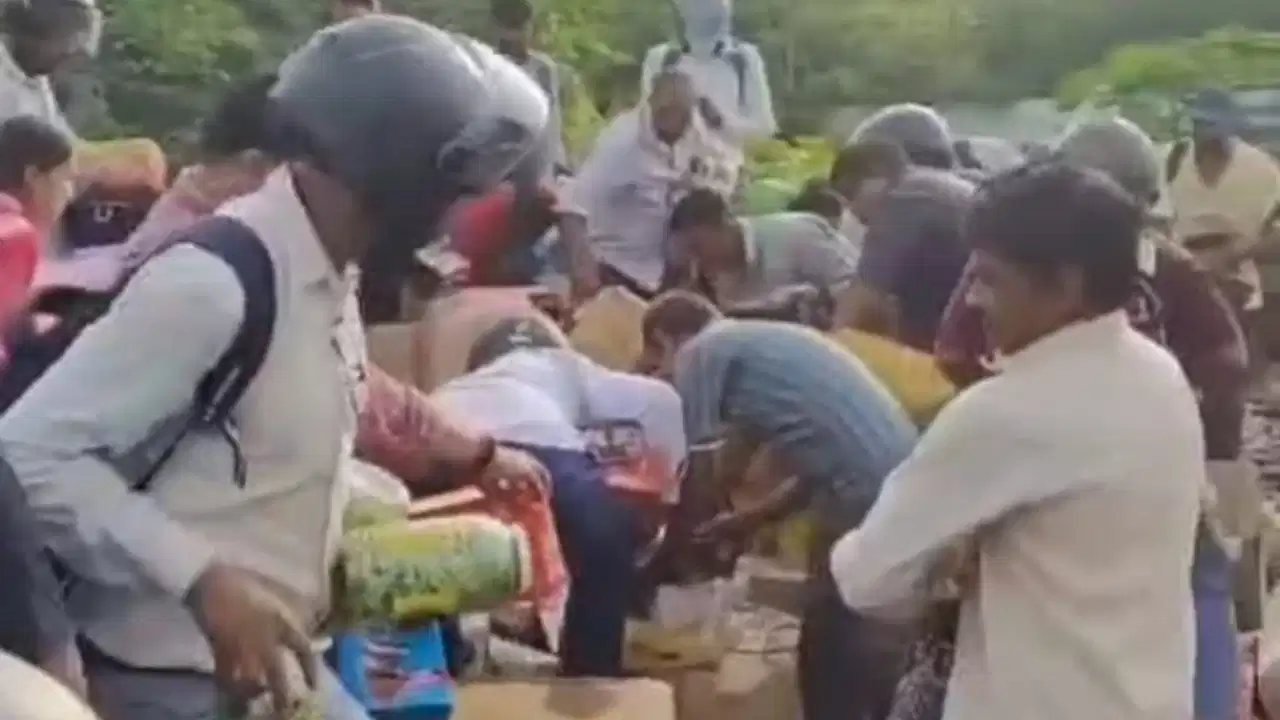 एक्सपायर्ड चॉकलेट फेंकना पड़ा भारी, कचरे के ढेर पर मच गई लूट एक्सपायर्ड चॉकलेट फेंकना पड़ा भारी, कचरे के ढेर पर मच गई लूट