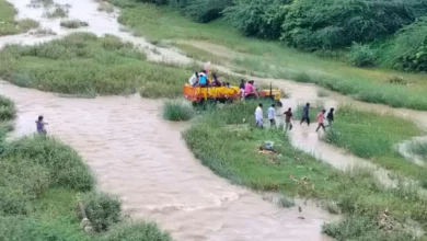 85 लाख का पुल सिर्फ कागजों में! उफनती नदी के बीच से गुजरी अंतिम यात्रा, ये तस्वीर देख सहम जाएंगे आप