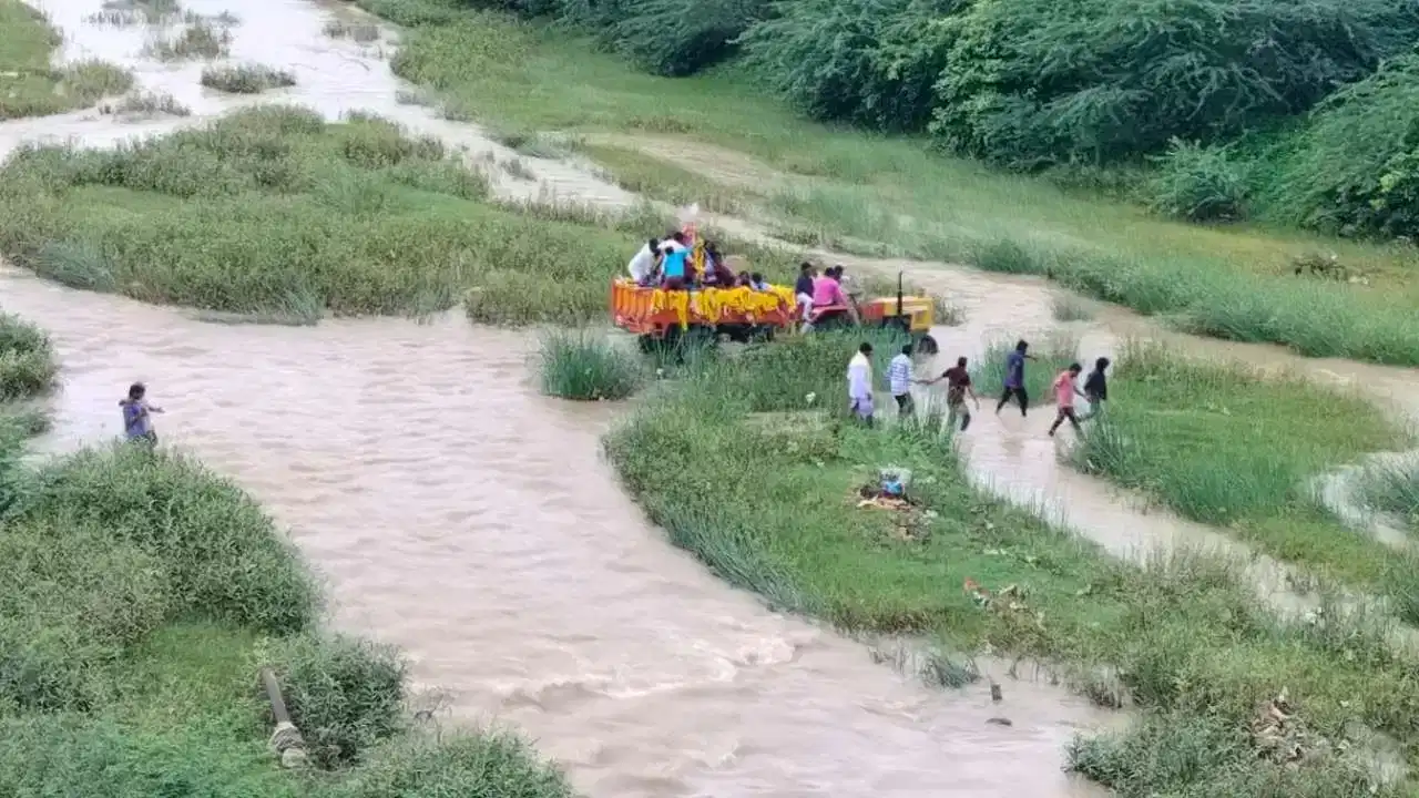 85 लाख का पुल सिर्फ कागजों में! उफनती नदी के बीच से गुजरी अंतिम यात्रा, ये तस्वीर देख सहम जाएंगे आप