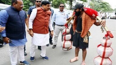 मुख्यमंत्री डॉ. यादव इंदौर में काफिला रूकवाकर कावड़ यात्री से मिले मुख्यमंत्री डॉ. यादव इंदौर में काफिला रूकवाकर कावड़ यात्री से मिले