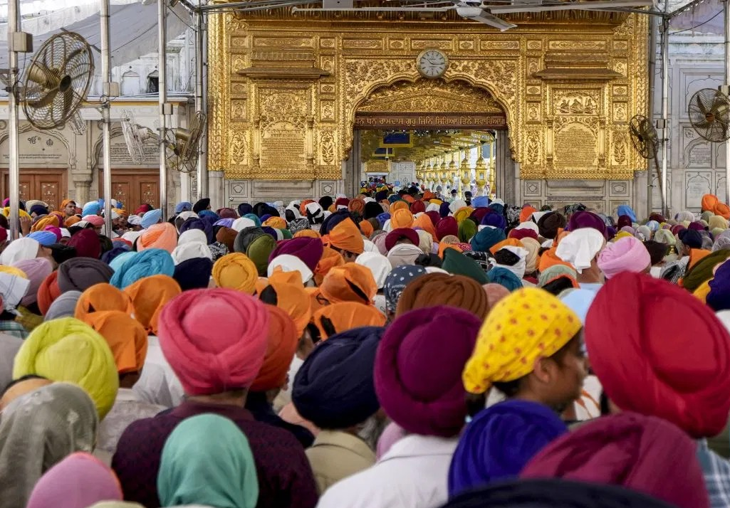 एक ही पंगत में सबको खाना…कैसे शुरू हुई गुरुद्वारे में लंगर की अनूठी परंपरा?