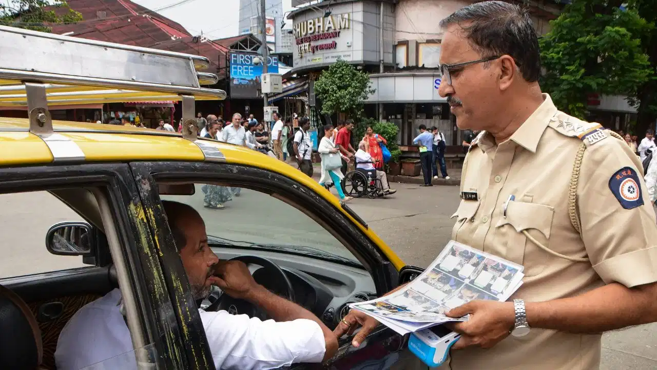 मराठी नहीं बोलने पर ऑटो-टैक्सी वालों पर खूब चला पुलिस का डंडा, पहले ही दिन 1,268 ड्राइवरों को नोटिस मराठी नहीं बोलने पर ऑटो-टैक्सी वालों पर खूब चला पुलिस का डंडा, पहले ही दिन 1,268 ड्राइवरों को नोटिस