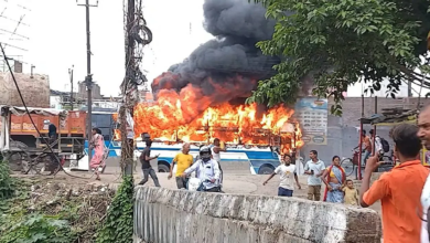 पटना में सड़क हादसे के बाद बवाल: युवक की मौत से भड़की भीड़, बस समेत 5 गाड़ियां फूंकीं, पुलिस पर पथराव