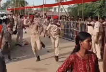 घायलों को खेतों में लेकर भागे लोग,भगदड़ की 20 तस्वीरें:अस्पताल में लाश के साथ पड़ी रही महिला; 1 घंटे तक अस्पताल में अफरा-तफरी