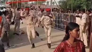 घायलों को खेतों में लेकर भागे लोग,भगदड़ की 20 तस्वीरें:अस्पताल में लाश के साथ पड़ी रही महिला; 1 घंटे तक अस्पताल में अफरा-तफरी
