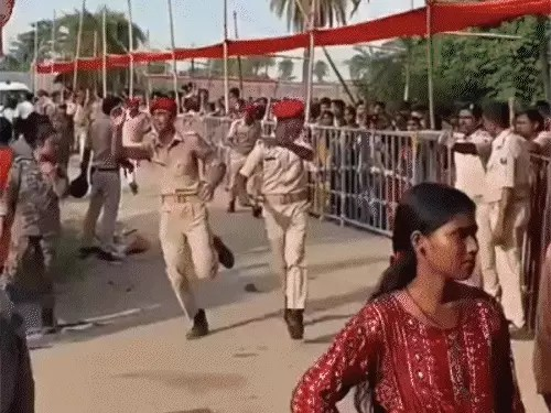 घायलों को खेतों में लेकर भागे लोग,भगदड़ की 20 तस्वीरें:अस्पताल में लाश के साथ पड़ी रही महिला; 1 घंटे तक अस्पताल में अफरा-तफरी