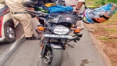 हेलमेट उतारने के बाद ट्रेलर की चपेट में आई बाइक राइडर, मौत: धमतरी के मरकाटोला घाट में हादसा; 23 युवतियां बस्तर जा रही थीं