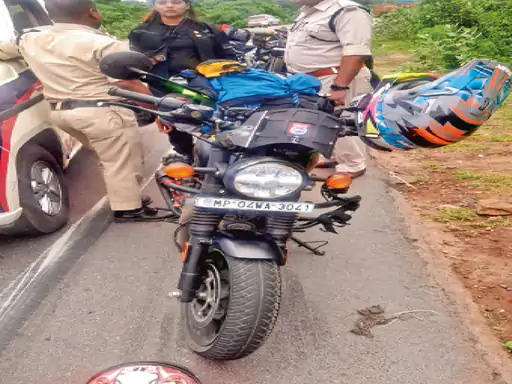 हेलमेट उतारने के बाद ट्रेलर की चपेट में आई बाइक राइडर, मौत: धमतरी के मरकाटोला घाट में हादसा; 23 युवतियां बस्तर जा रही थीं हेलमेट उतारने के बाद ट्रेलर की चपेट में आई बाइक राइडर, मौत: धमतरी के मरकाटोला घाट में हादसा; 23 युवतियां बस्तर जा रही थीं