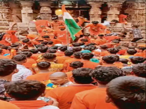 भोरमदेव मंदिर में कांवड़ियों की भीड़ से बिगड़ी व्यवस्था, सीढ़ियों पर एक-दूसरे के ऊपर गिरे श्रद्धालु भोरमदेव मंदिर में कांवड़ियों की भीड़ से बिगड़ी व्यवस्था, सीढ़ियों पर एक-दूसरे के ऊपर गिरे श्रद्धालु