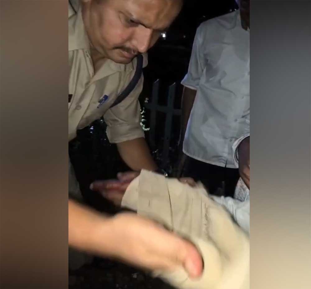 भिंड पुलिस की त्वरित कार्रवाई और अदम्य साहस से टला हादसा भिंड पुलिस की त्वरित कार्रवाई और अदम्य साहस से टला हादसा