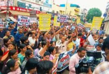 नगर निगम की सीलिंग के खिलाफ अवधपुरी के व्यापारियों का प्रदर्शन, दुकानें बंद कर निकाला मार्च